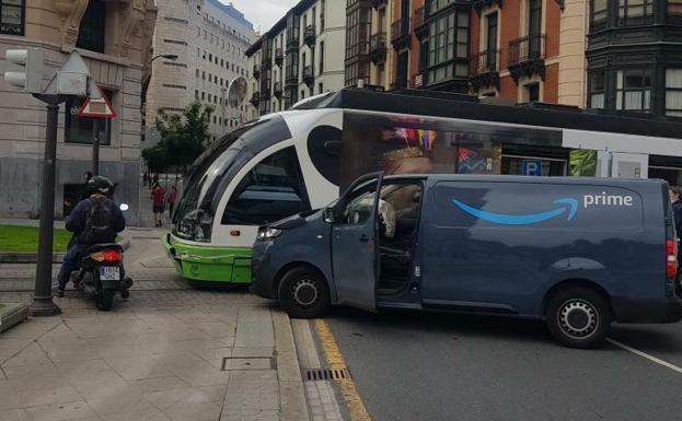 Dos horas sin tranvía tras chocar una furgoneta de Amazon con una unidad