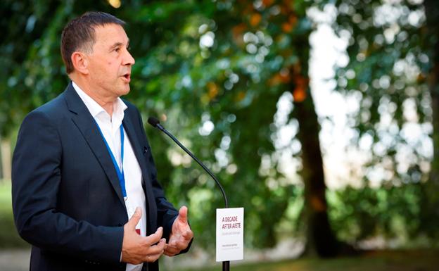 Otegi afirma sentir «el dolor» causado por ETA y que «nunca debió producirse»