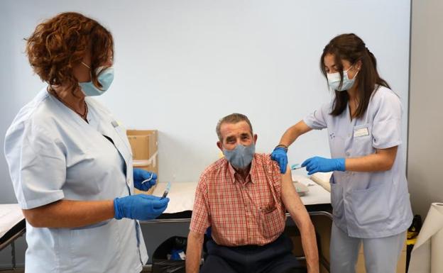 Osakidetza comienza a administrar a la vez la vacuna de la gripe y la tercera dosis contra la covid