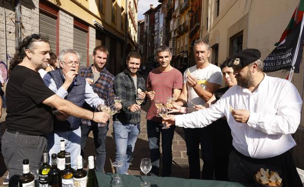 Los tasqueros de la Cuchi brindan con txakoli alavés en 'Araba Kutxin'