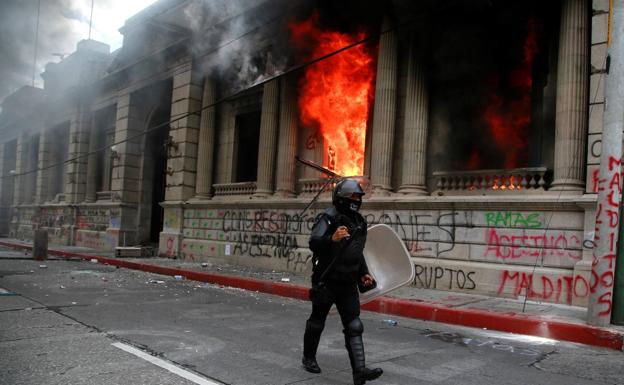 Cientos de antiguos militares asaltan la sede del Congreso de Guatemala