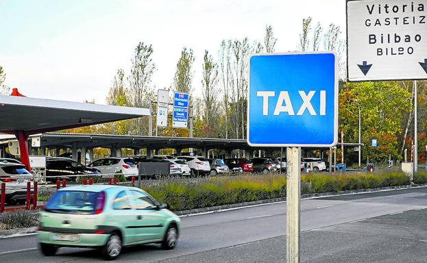 Foronda recupera la parada de taxis y el sector garantiza el servicio los días de vuelos