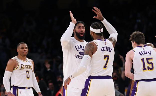 Carmelo rescata a los Lakers de las garras de un indefendible Morant