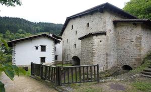 El museo Barandiaran se ubica en el molino Larruntza y alberga los resultados del trabajo del etnógrafo y arqueólogo./