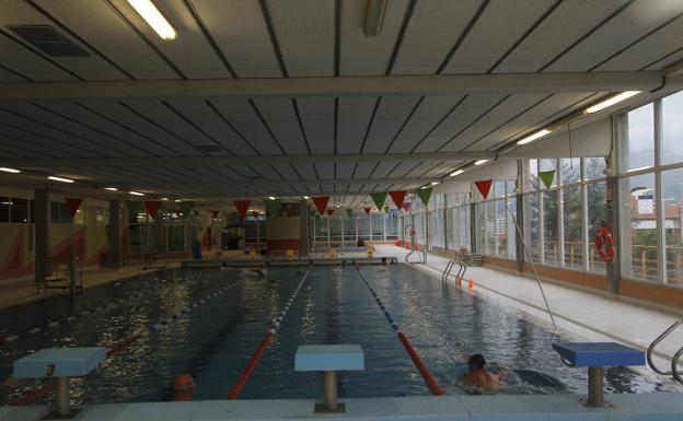 Llodio cierra las piscinas del polideportivo «por una bacteria»