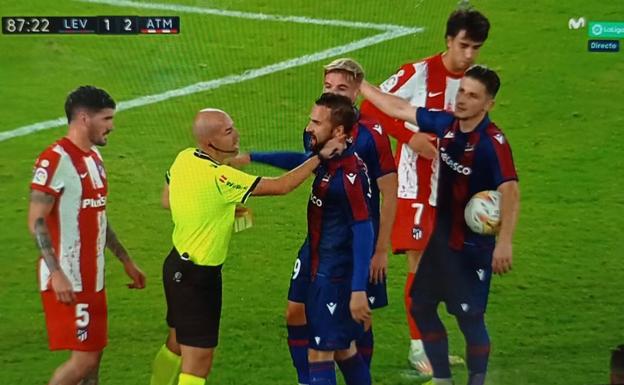El poco 'fair play' de Joao Félix al destrozar el punto de penalti