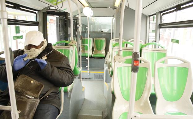 Refuerzan el servicio de autobuses al cementerio de El Salvador por el Día de Todos los Santos