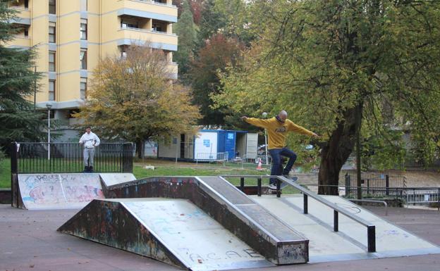 Los patinadores llodianos reclaman instalaciones más amplias