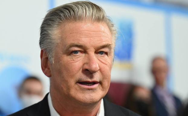 Alec Baldwin reaparece tras matar accidentalmente a su compañera de rodaje