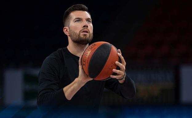 Alec Peters, intervenido en Chicago, estará entre seis y siete semanas de baja