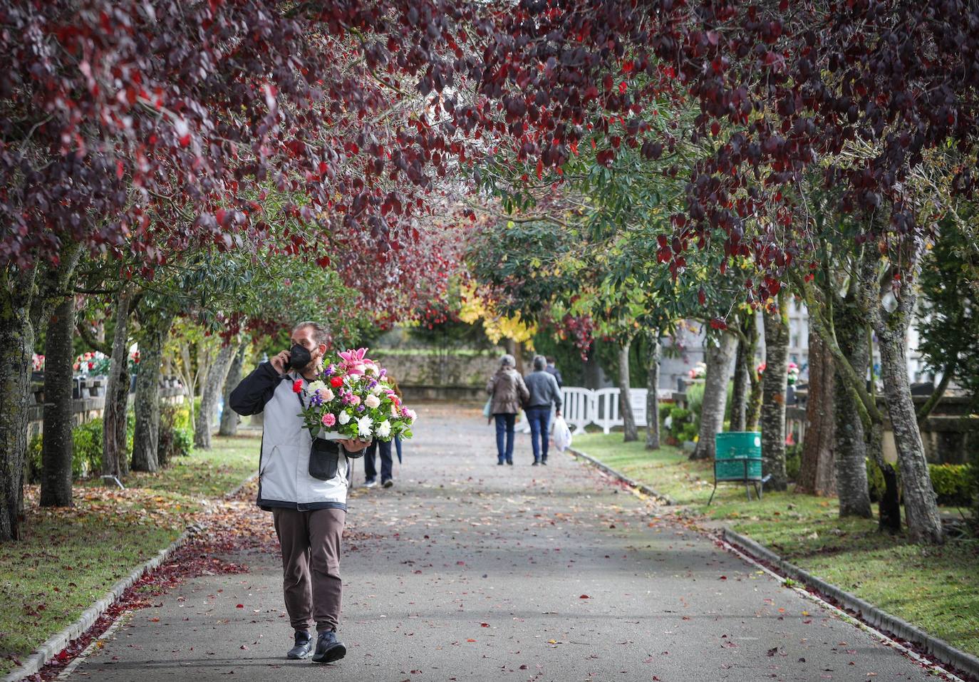 Todos los Santos en los cementerios de Vitoria