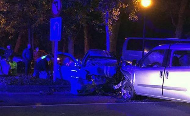 Siete heridos, cuatro de ellos menores, en una colisión frontal en Mutriku