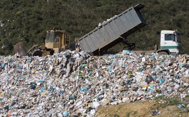 El Gobierno vasco se pone el reto de que en 2030 menos del 15% de los residuos acaben en los vertederos