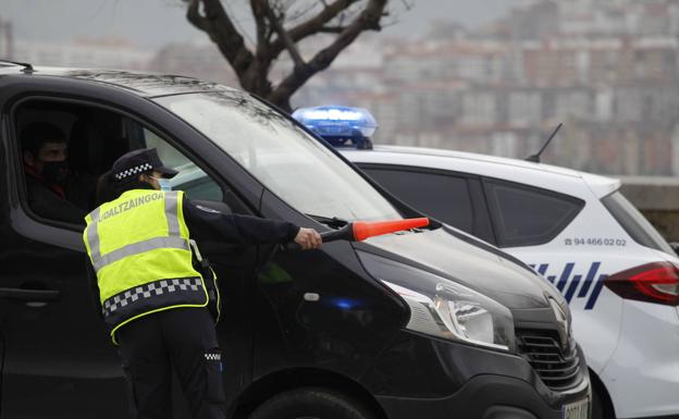Detenido al ser sorprendido con una barra de hierro forzando un vehículo en Las Arenas