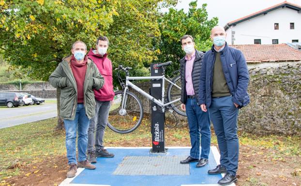 Lea Artibai estrena cuatro estaciones para reparar bicicletas