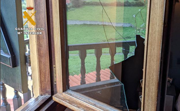 Roba un móvil, una matrioska y ropa interior femenina de una casa en Laredo y se olvida sus llaves dentro