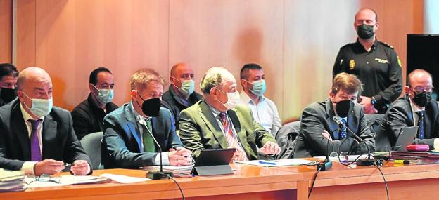 Una pose de hombre conciliador pese a la infidelidad de su esposa