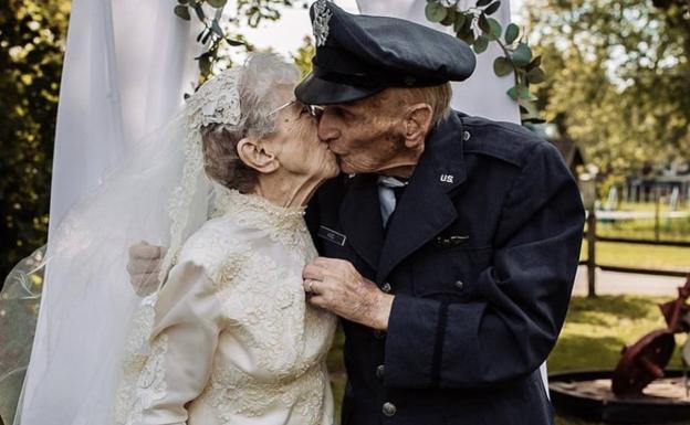 Una pareja de ancianos se hace las fotos de su boda 77 años después de casarse