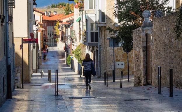 Salvatierra, con 1.064 casos de incidencia, cierra sus parques infantiles y suspende actividades