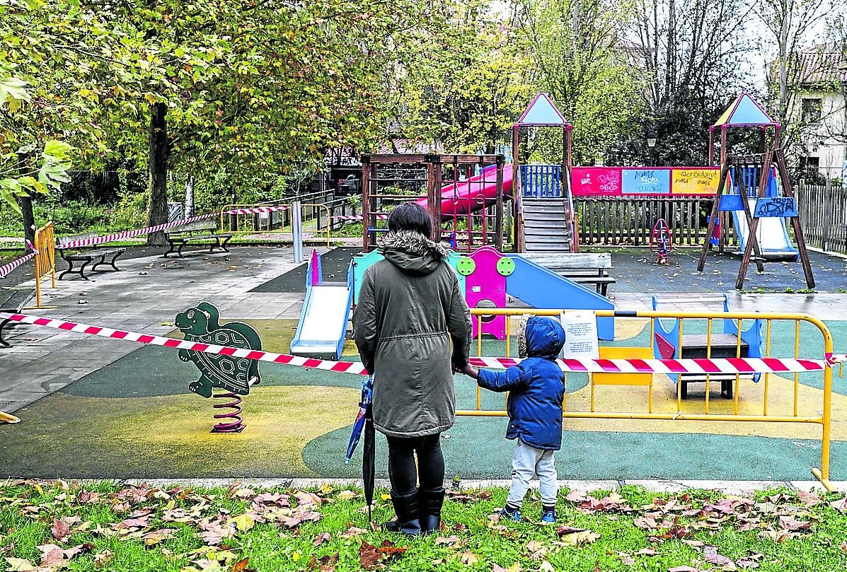 Salvatierra, en alerta por covid, se resigna a volver a cerrar parques y limitar aforos