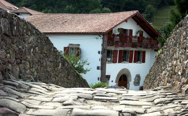 Ipar Euskal Herriko baserrien herena kolokan dago