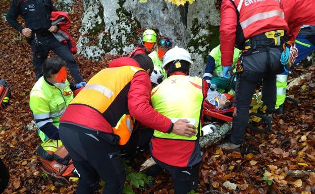 Rescatan a un chico de 15 años en el nacedero del río Zirauntza en Araia