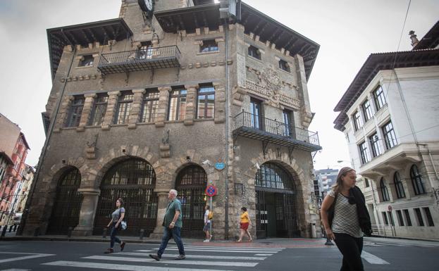 «Atzeraezina da Atxuriko geltokiko 'hall'a eta beste espazio itxi batzuk herritar guztiek gozatu ahal izatea»