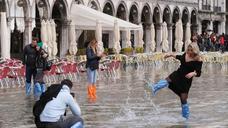 Divertidas imágenes de Venecia en acqua alta otra vez