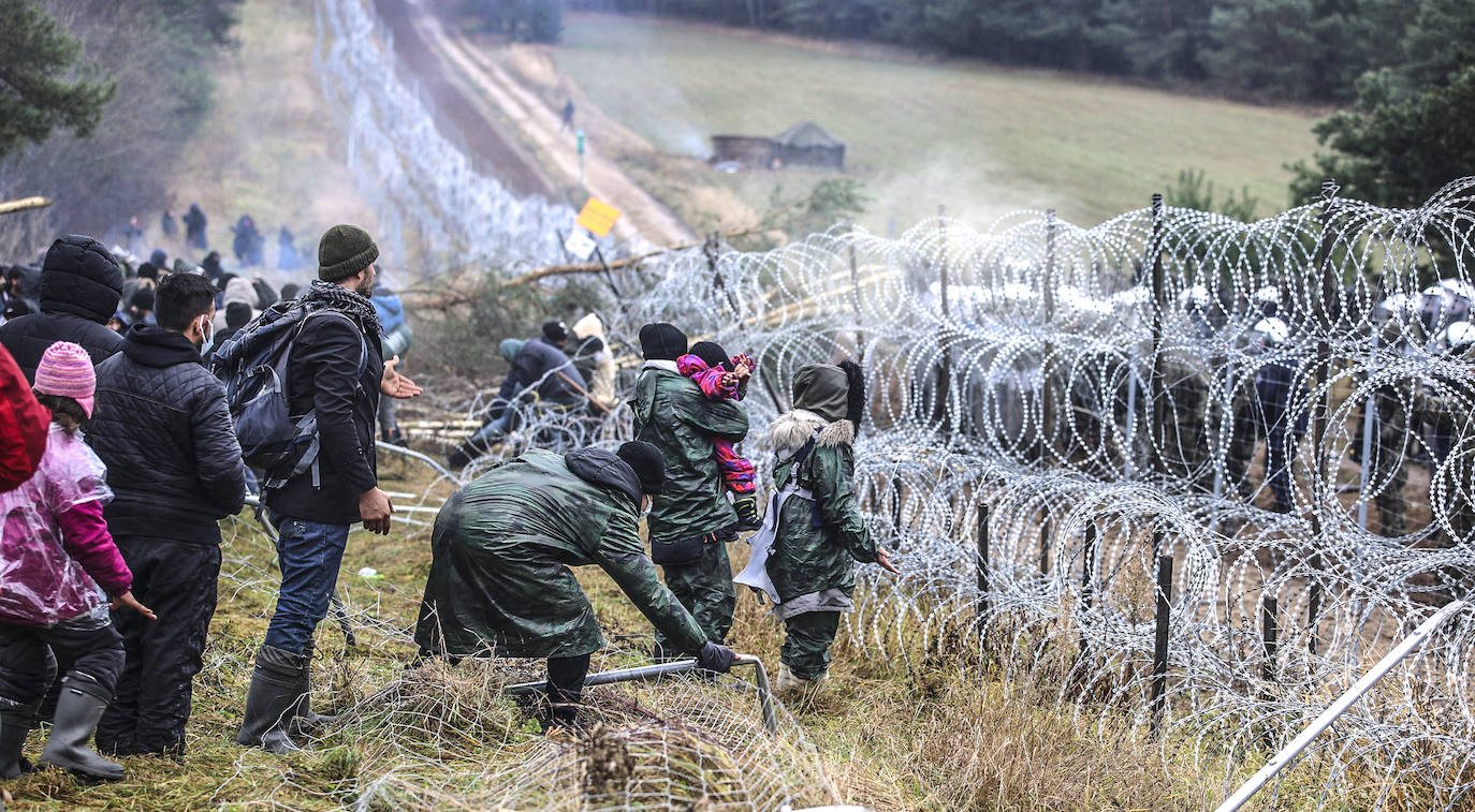 Centenares de migrantes bielorrusos intentar entrar a Europa a través de Polonia