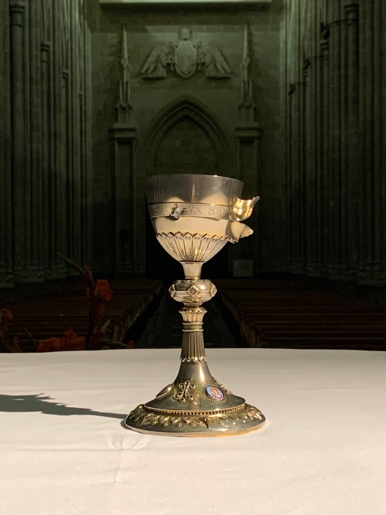 El cáliz de Qaraqosh, tiroteado por Estado Islámico en Irak empieza su gira por Álava