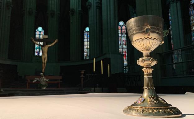 El cáliz tiroteado por el Estado Islámico en Irak empieza su gira por Álava