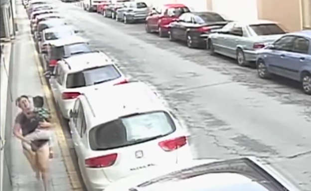 Dos agentes de la Guardia Civil salvan la vida de un niño de 6 años que se asfixiaba con un caramelo en Huelva