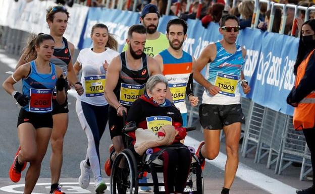 Récord Guinness en maratón empujando la silla ruedas de su madre