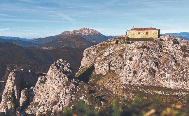 Un paseo hasta cuatro ermitas situadas en la cima los montes que nos rodean