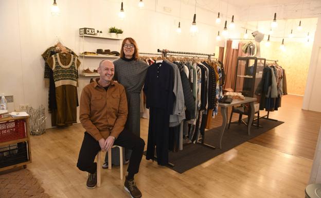 Ni flecos, ni volantes: así es la tienda de estos dos amigos en Bilbao La Vieja