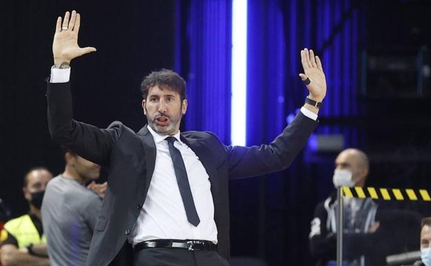 Mumbrú advierte a su plantilla que los jugadores del Obradoiro «no se van del partido ni un minuto»