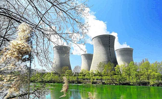 Imagen de una central nuclear cercana a Lyon, en Francia, un país que ha apostado por relanzar la construcción de reactores. /reuters