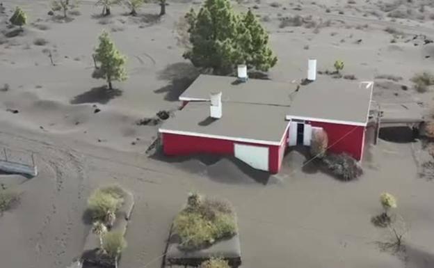 Muere un hombre en La Palma al derrumbarse el techo por la ceniza