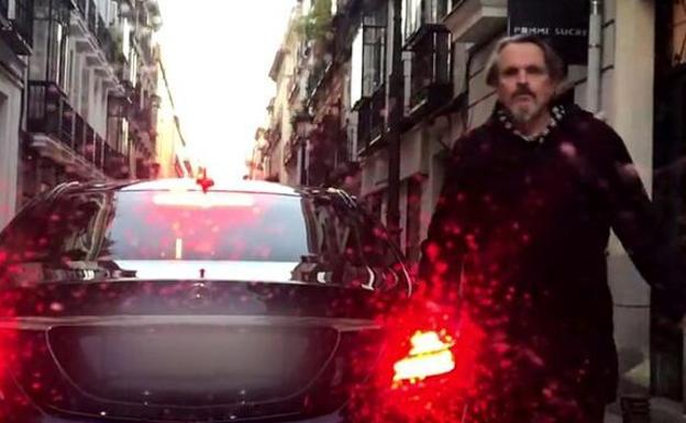 Miguel Bosé pierde los papeles y se encara con un reportero de Telecinco