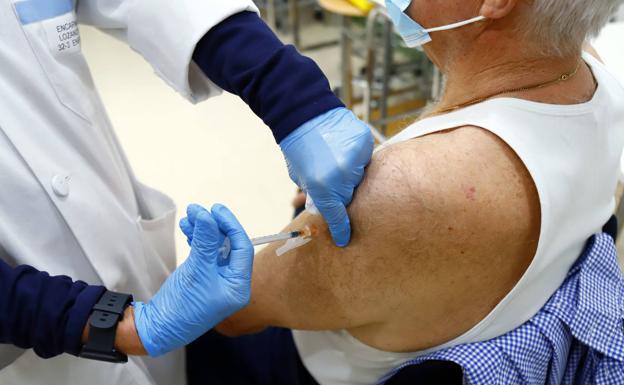 Sánchez anuncia la tercera dosis para el grupo de 60 a 69 y sanitarios