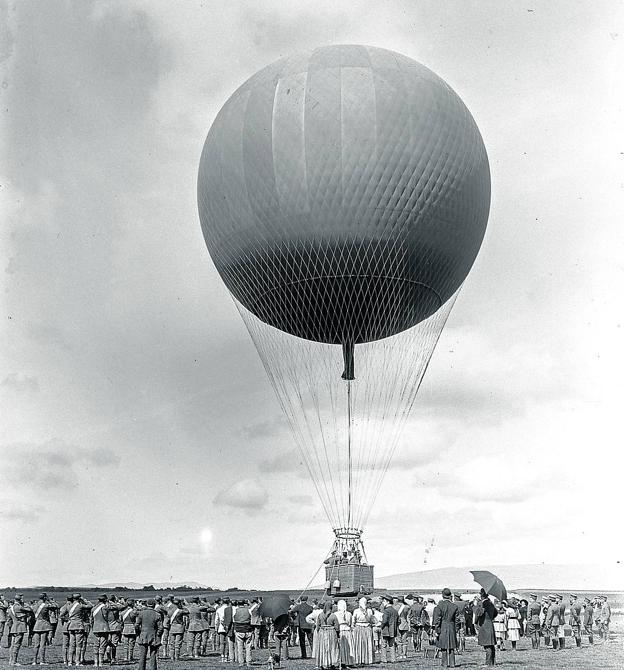 Globos militares por el cielo alavés en vuelos de prácticas