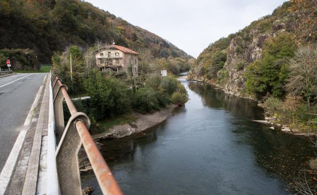 «Estaba enganchado a una rama y llevaba mochila», relata un testigo que vio el cadáver del migrante en el río Bidasoa