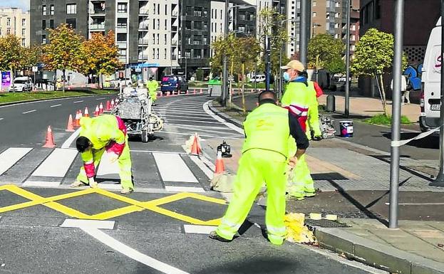 Reducen carriles en la Avenida de Zabalgana