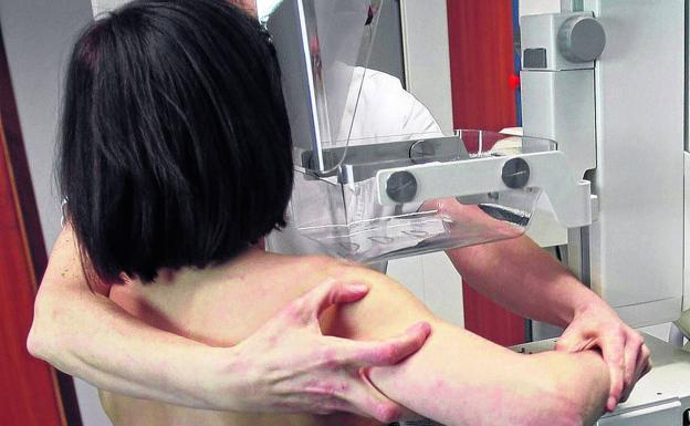 Osakidetza acumula un año de retraso en el cribado de cáncer de mama en Vitoria