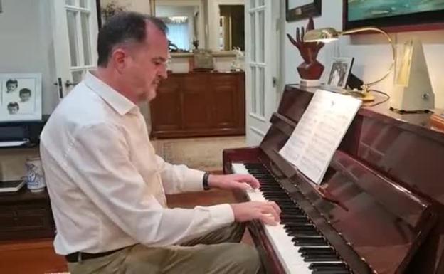 Iturgaiz toca al piano una pieza de Mozart para celebrar Santa Cecilia, patrona de los músicos