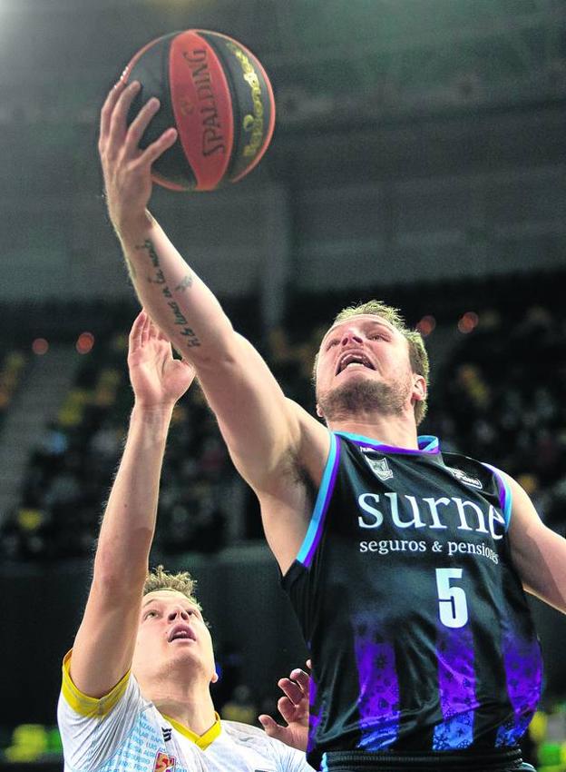 La plaga de lesiones en el Surne impide a Mumbrú consolidar su nuevo proyecto