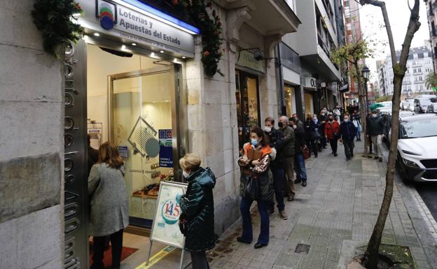Largas colas para hacerse con el número de lotería del Colegio de Abogados de Bizkaia