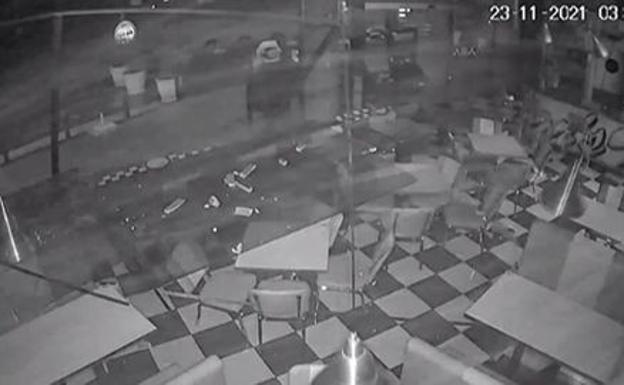 El impresionante tornado de la dana grabado por las cámaras de una gasolinera de Alicante