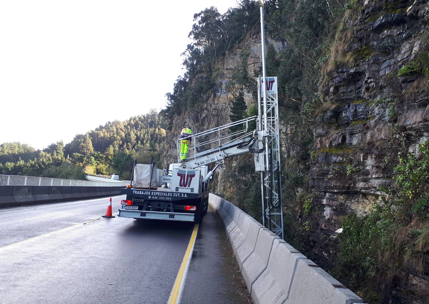 Actúan de urgencia en el puente de la costa de Ondarroa para evitar su caída