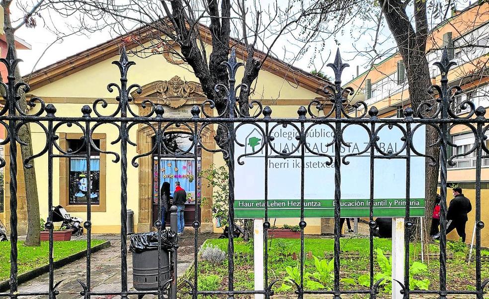 Padres de un colegio de Getxo demandan desde hace años cubrir los accesos y el patio